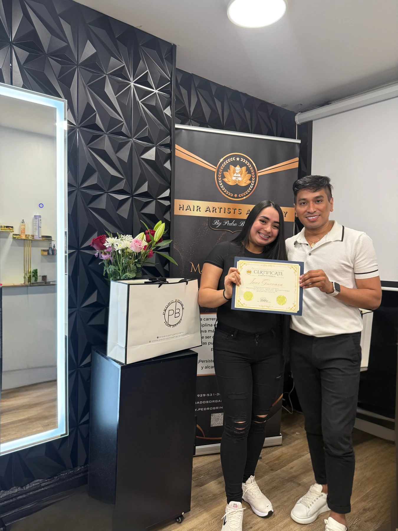 Pedro junto a una alumna con certificado