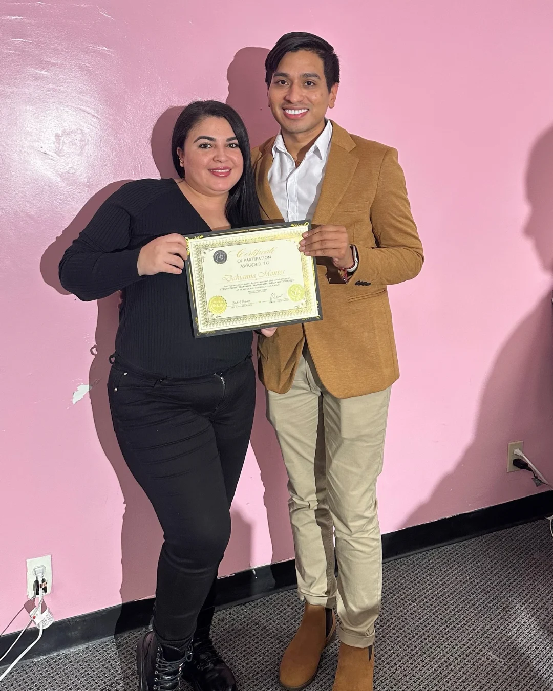Dayana junto a Pedro Brinez con certificado