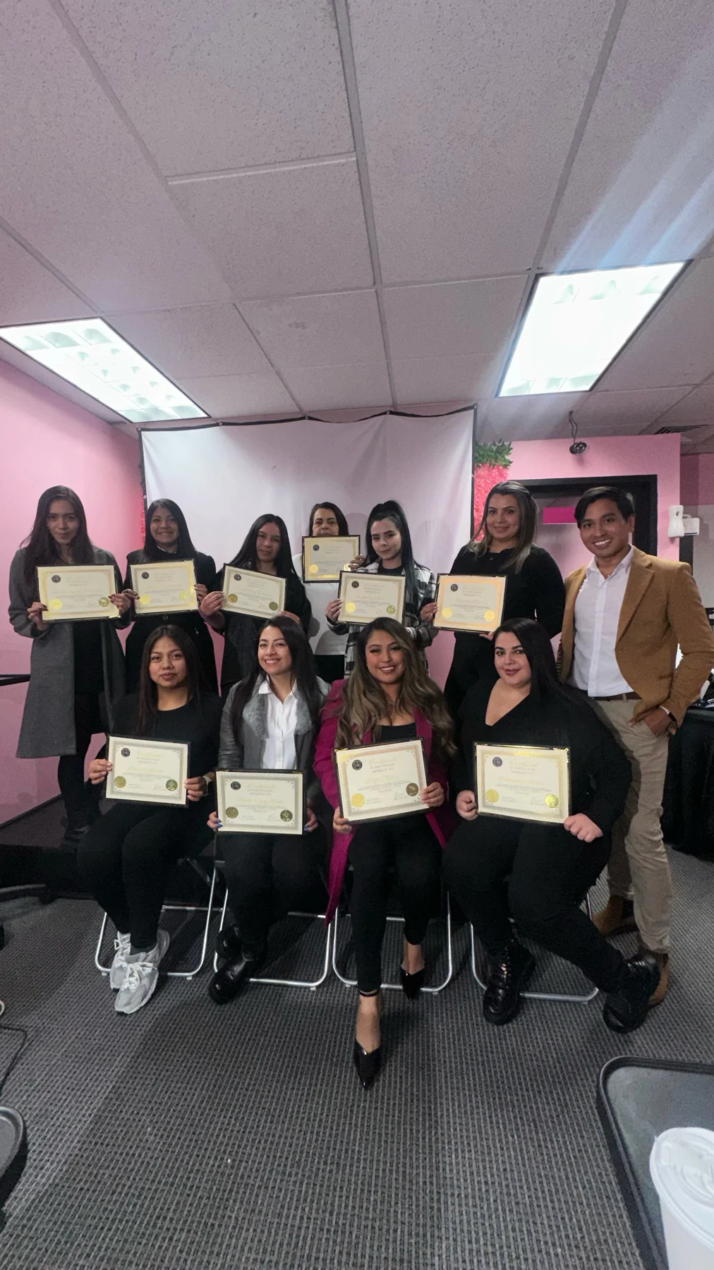 Grupo de alumnas con certificados en el espacio de formación