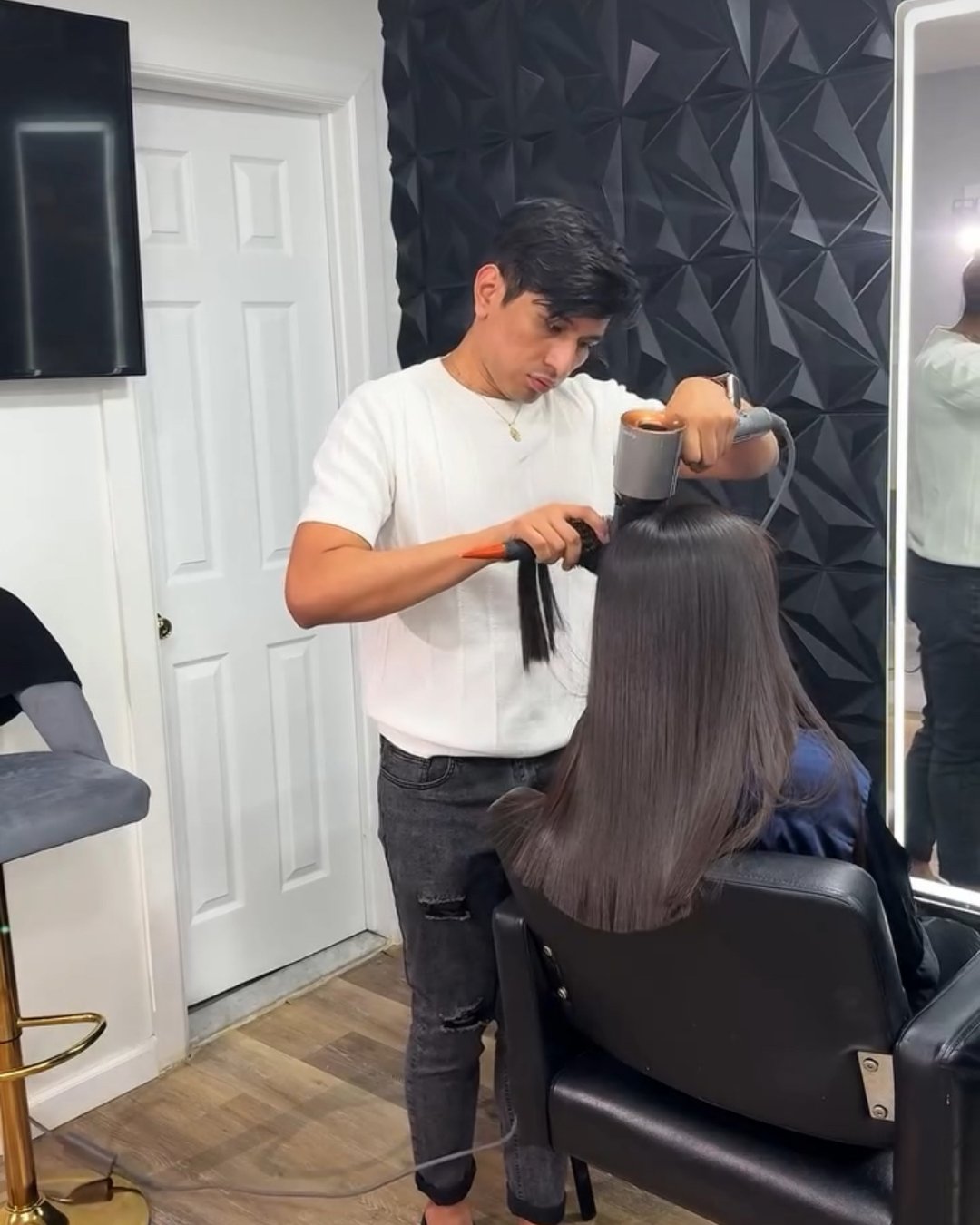 Pedro trabajando en el cabello de una clienta