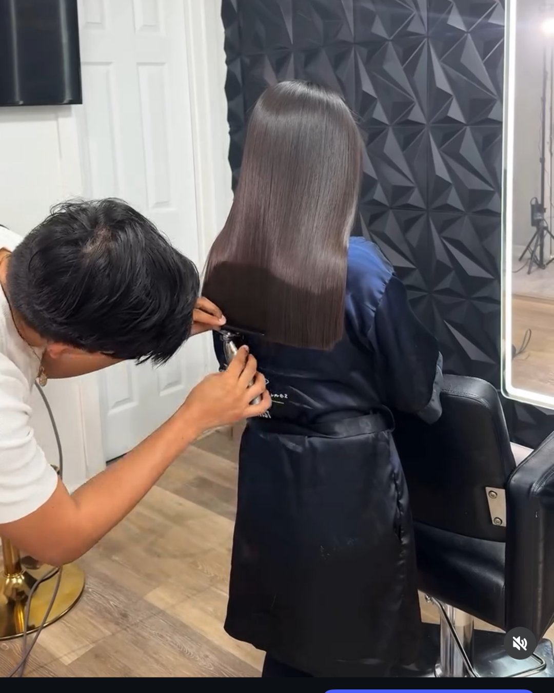 Pedro trabajando en el cabello de una clienta
