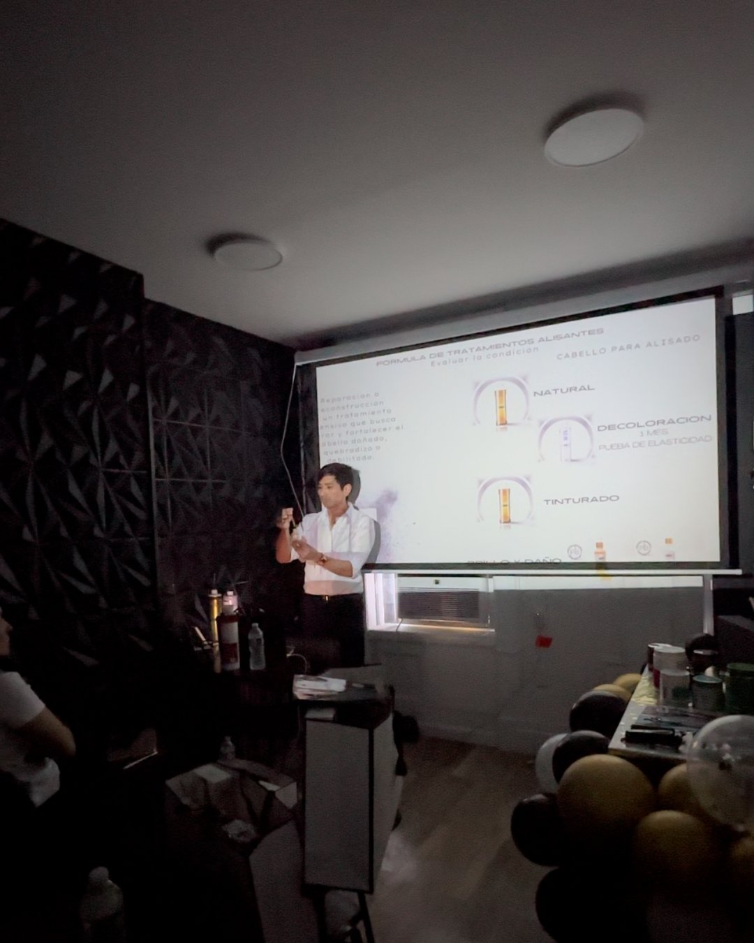 Pedro durante una explicación técnica